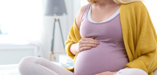 Karetka nie zabrała rodzącej kobiety. Urodziła pod szpitalem