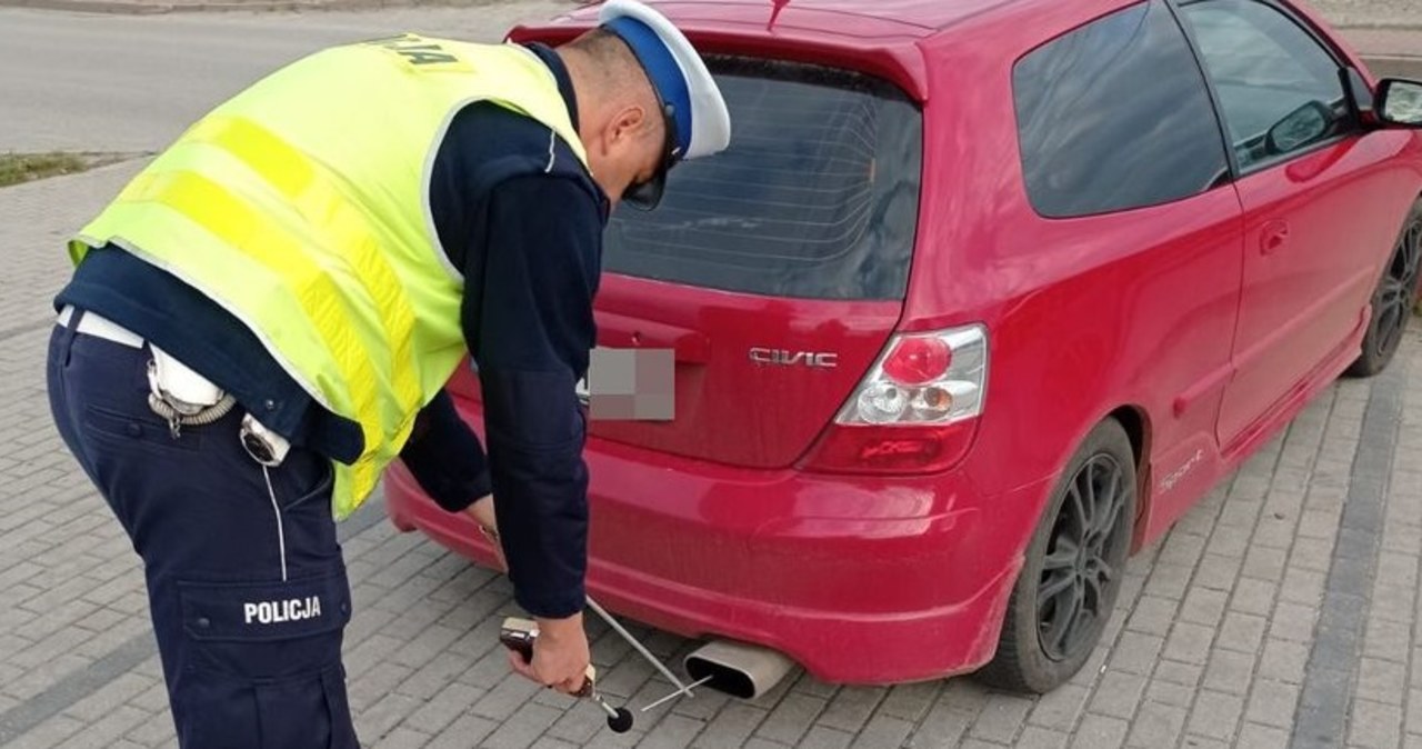 W Rykach policja sprawdza poziom hałasu w samochodach. Służy do tego sonometr