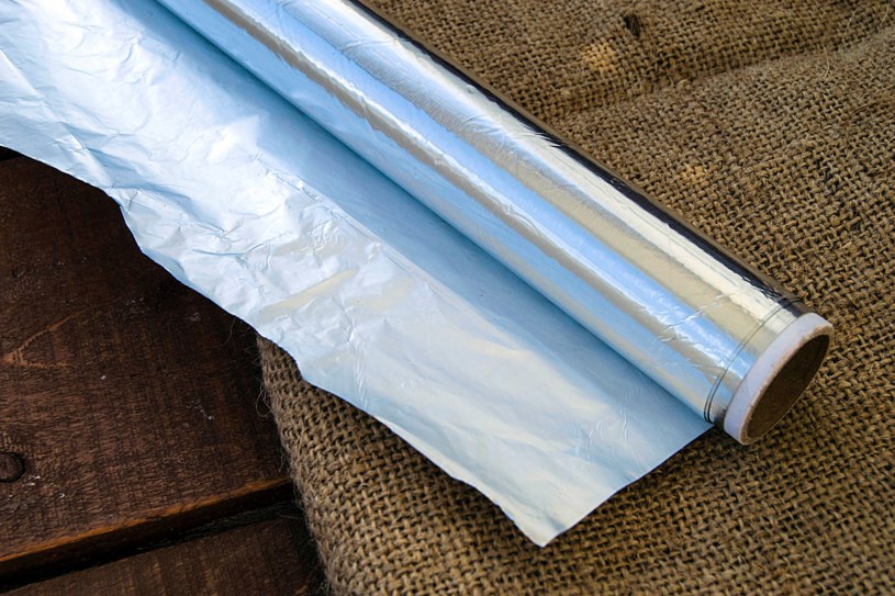 Nietypowe zastosowania folii aluminiowej. Sprawdź, dlaczego lepiej nie owijać nią kanapek