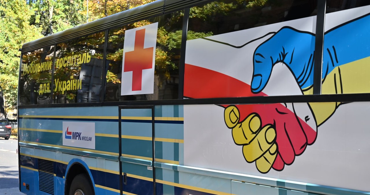 Medyczny autokar dla Ukrainy. Przekazało go wrocławskie MPK