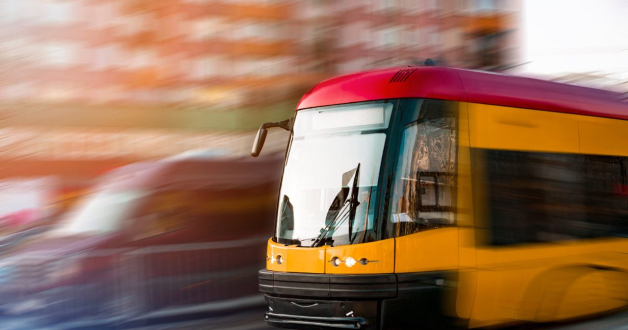 Zderzenie tramwaju i dwóch samochodów w centrum Warszawy