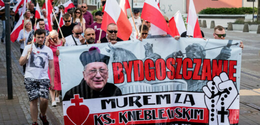 Ksiądz Kneblewski znów szokuje! Poszło o… damską modę!