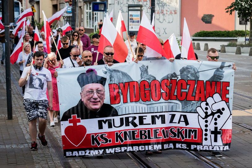 Ksiądz Kneblewski znów szokuje! Poszło o… damską modę!