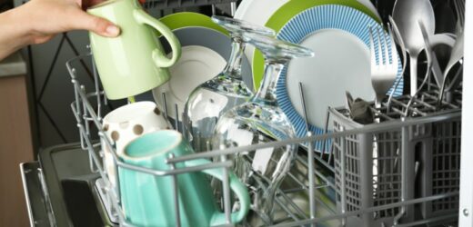 Jak układać kubki w zmywarce? Wiele osób popełnia błąd