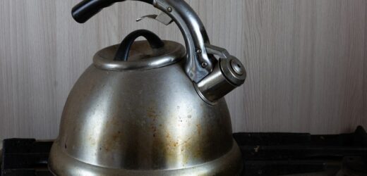 Zwiń w kulkę i potrzyj zatłuszczony czajnik. Usuwa przypalony osad w mgnieniu oka