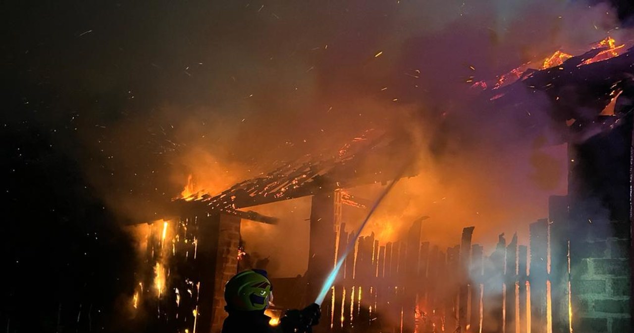 Nocą wzniecał pożary. 21-latek usłyszał zarzuty