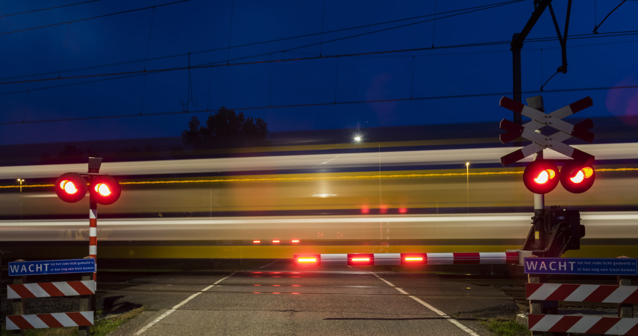 Pędzący pociąg przecina autobus na pół [NAGRANIE]