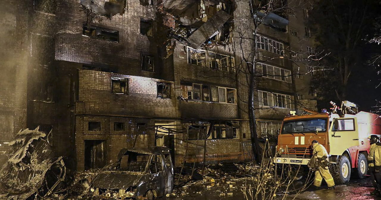 Podczas startu zapalił się silnik. Bombowiec Su-34 uderzył w blok w Rosji