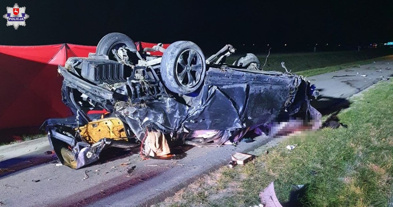 ​Doszczętnie zniszczone auto. Zginął 39-latek