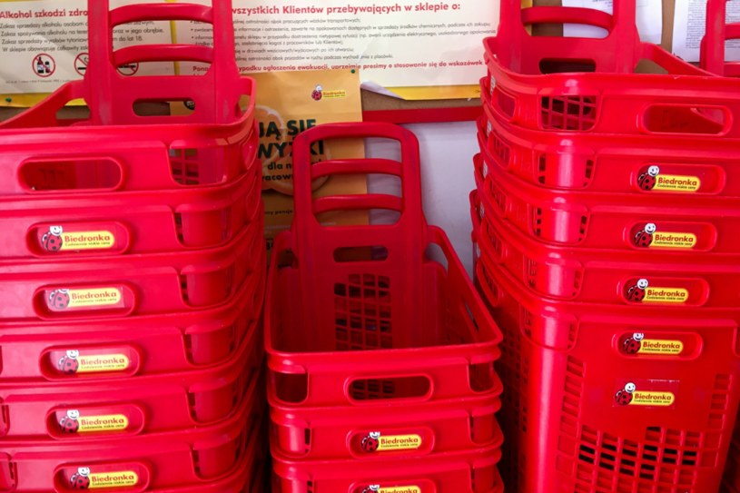 Koszyki w Biedronce mają ukrytą funkcję. Dzięki niej odciążysz plecy