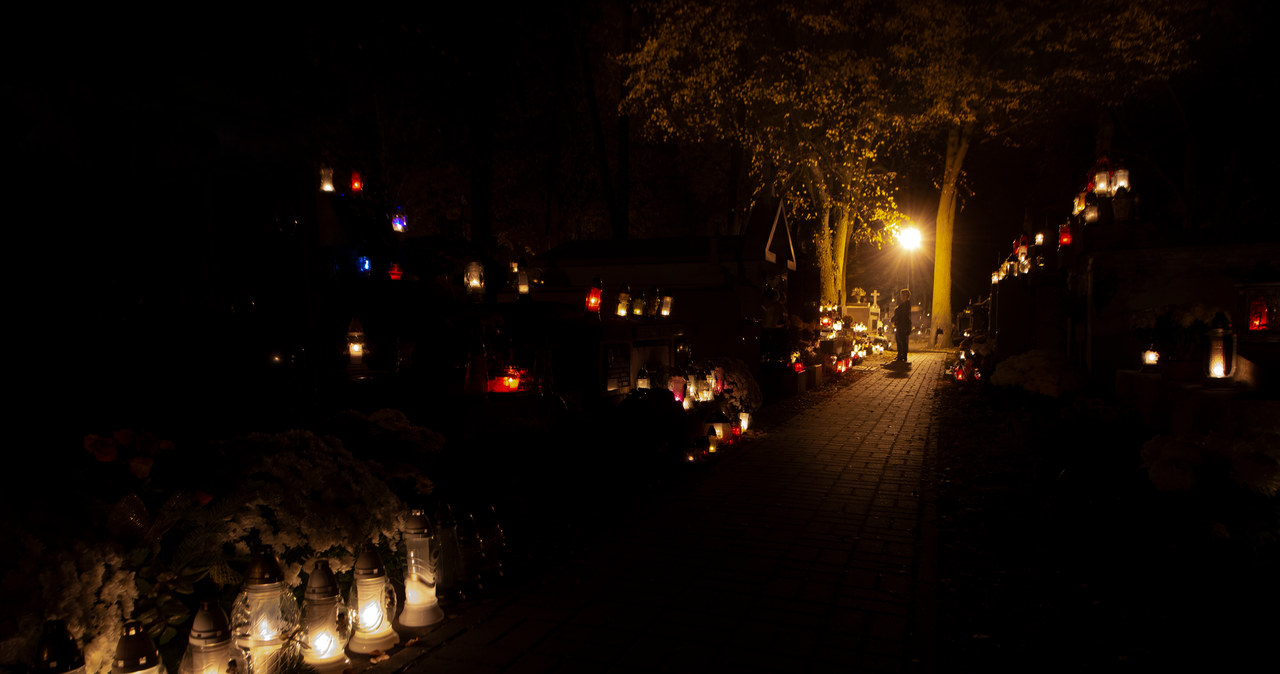 Po zmroku, w jesiennej scenerii. „Dziady” Mickiewicza na cmentarzu w Skierniewicach