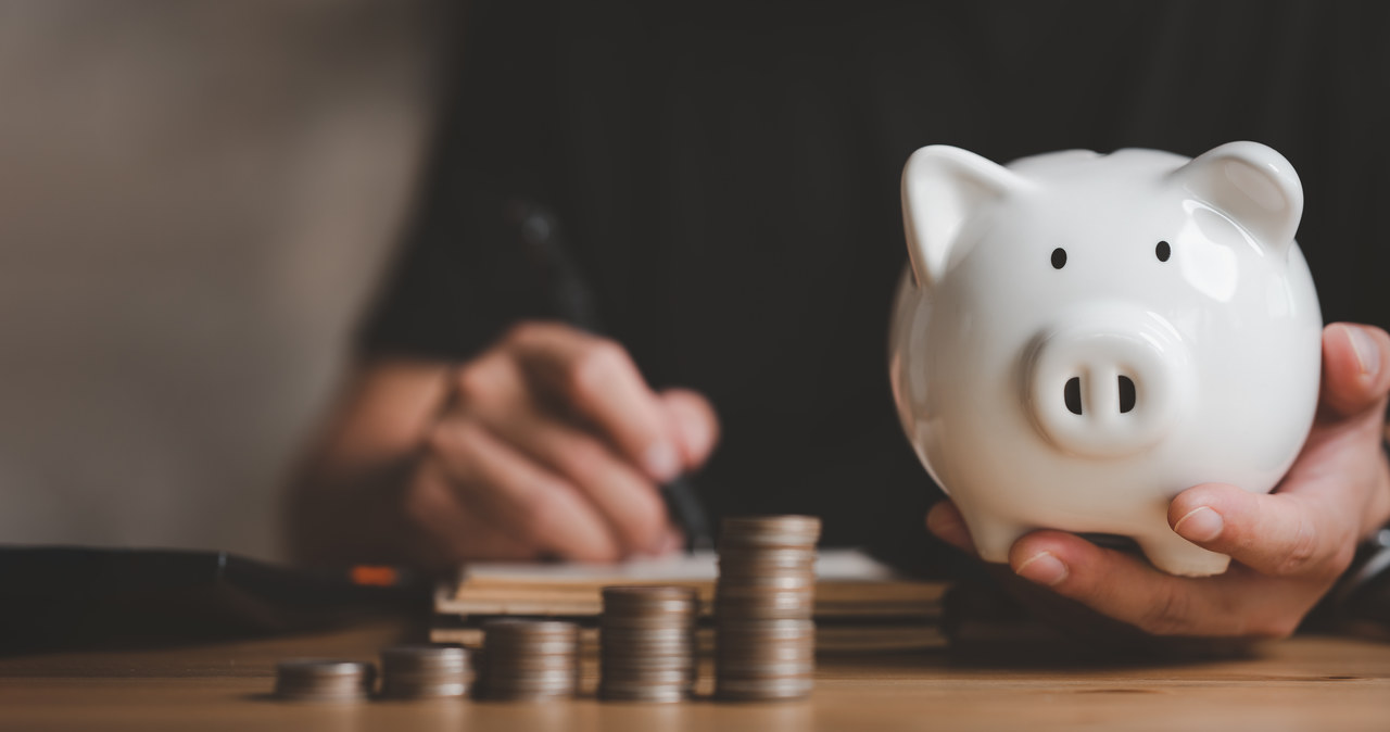 Inflacja zmusza do zaciskania pasa. Na czym Polacy oszczędzają najbardziej?