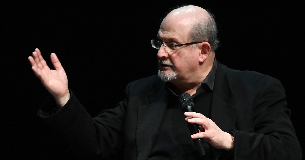 Salman Rushdie w rezultacie ataku nożownika stracił wzrok w jednym oku