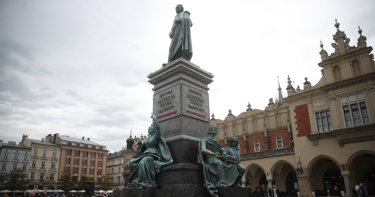Na krakowskim Rynku stanął drugi pomnik Adama Mickiewicza