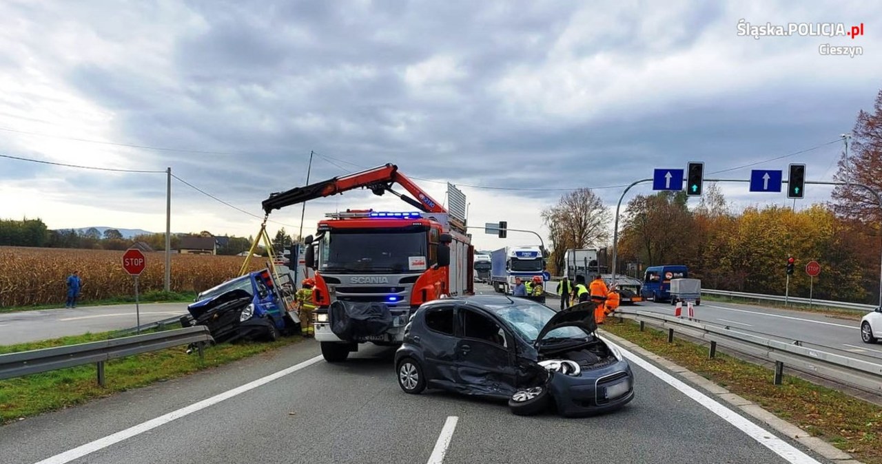 Poważny wypadek koło Cieszyna. Jeden z pojazdów przewoził butle z metanem