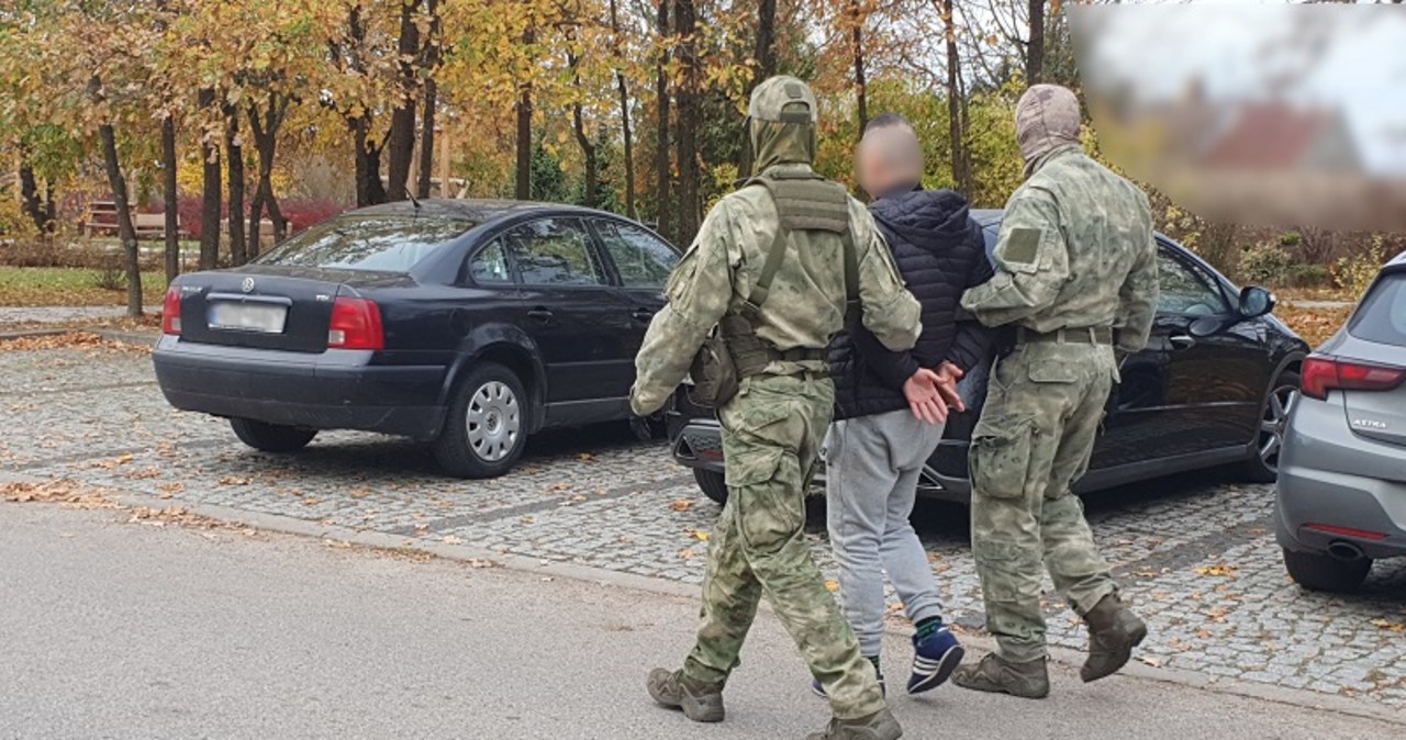 Pościg jak z filmu akcji. Przemycał papierosy uzbrojonym autem
