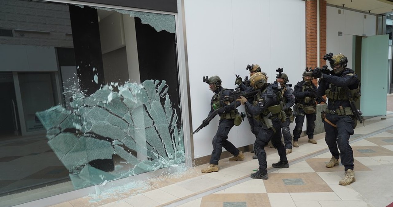 Antyterroryści w Plazie. Ćwiczyli w nieczynnym centrum handlowym w Krakowie