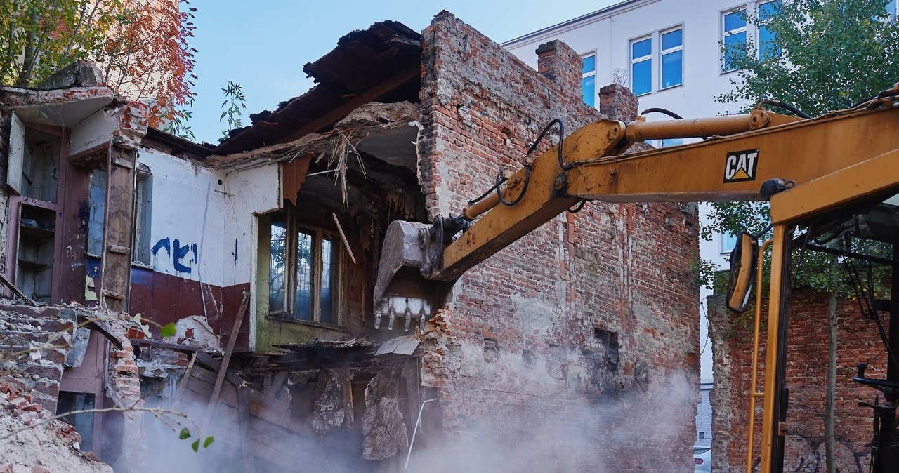 Łódź chce rozebrać 100 budynków. W centrum ruszyły prace