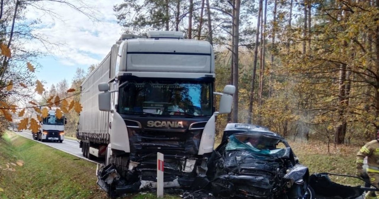 Jedna osoba zginęła w zderzeniu dwóch aut osobowych i ciężarówki