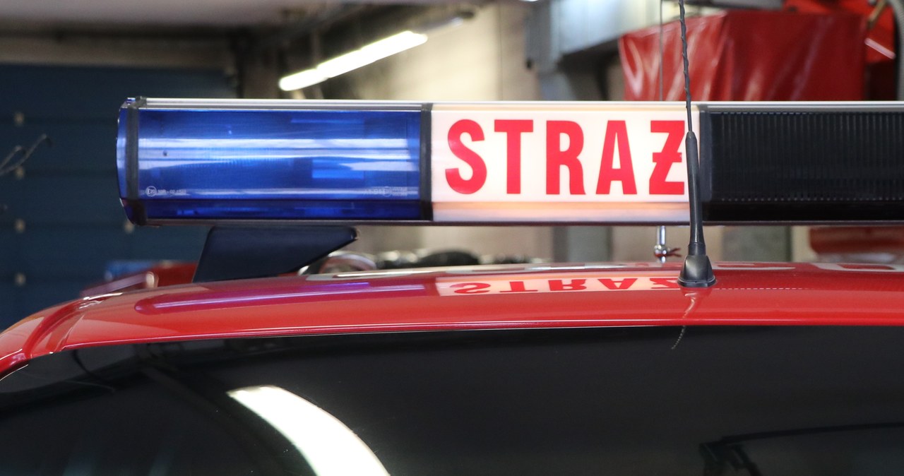 Pożar lokomotywy na stacji kolejowej. Strażacy walczą z ogniem