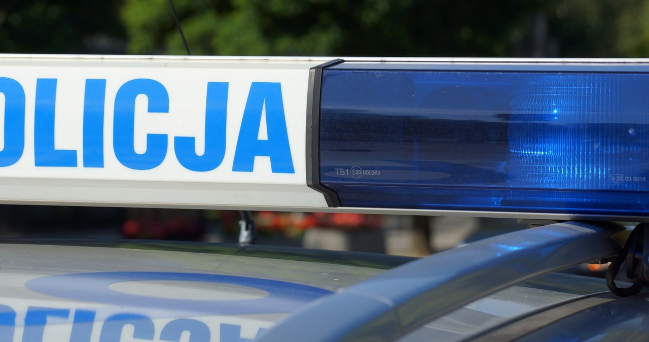 Bus zderzył się z osobówką koło Kalisza. Jedna osoba zginęła, są ranni