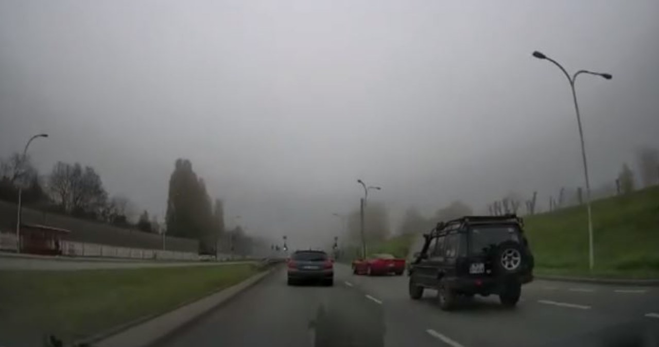 Uderzył w przystanek Chevroletem Corvette. Zobacz nagranie z Warszawy