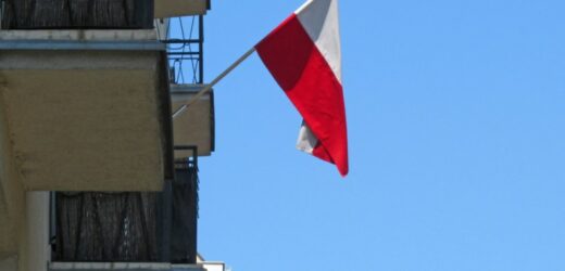 Za wywieszenie takiej flagi przed domem grozi mandat. Pamiętaj o tych zasadach