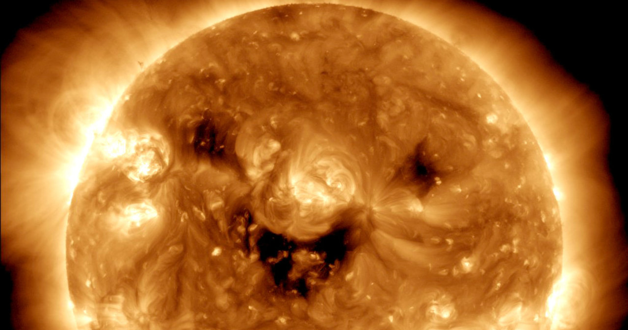 „Uśmiechnięte” Słońce. Nietypowe zjawisko uchwycone przez NASA