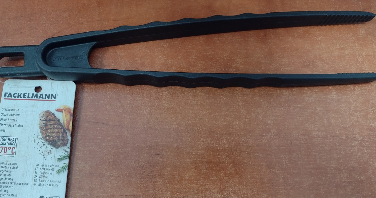 GIS ostrzega przed używaniem szczypców. „Szkodliwe substancje migrują do żywności”