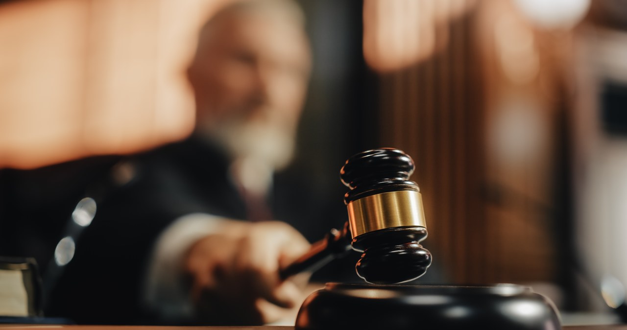 Potknęła się na nierównym chodniku. Decyzją sądu dostanie 310 tys. zł odszkodowania