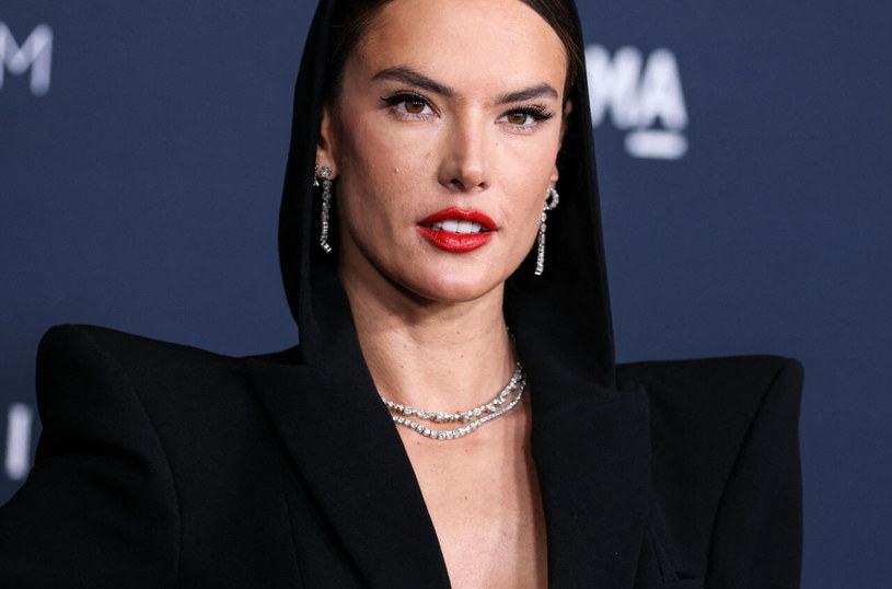 Alessandra Ambrosio zachwyca obłędną figurą. Uwagę skradł jeden szczegół