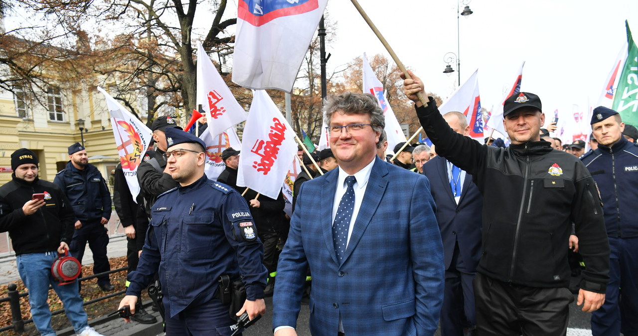 Wiceminister mówi o negocjacjach, policyjni związkowcy o zaostrzeniu protestu