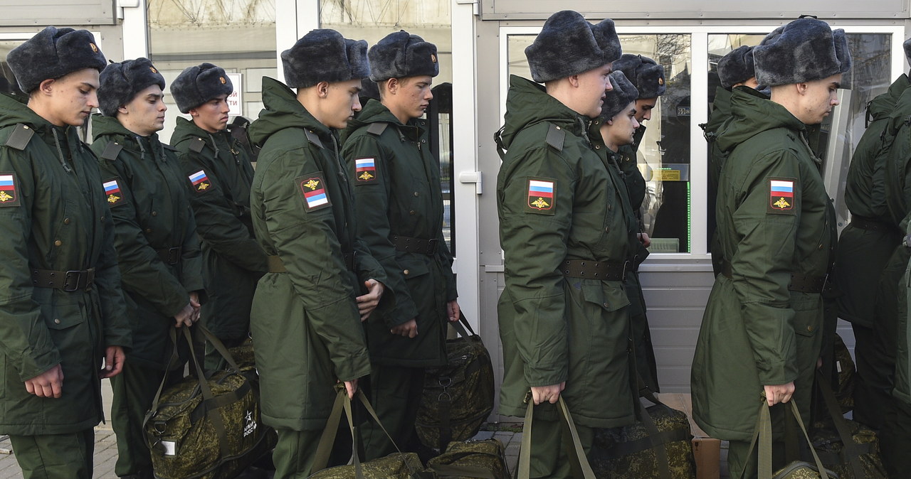 ​Z Chersonia znikają rosyjscy wojskowi i flagi. To trwa od tygodni