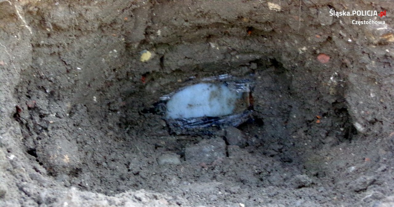 Niebezpieczne odpady w Bieruniu. Były zakopane kilka metrów pod ziemią