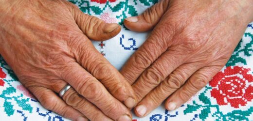Genialny sposób na odmłodzenie dłoni. Te trzy składniki masz w swojej kuchni