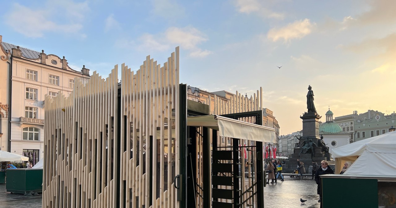 Nowe stoiska dla krakowskich kwiaciarek. Nie wszystkim się podobają