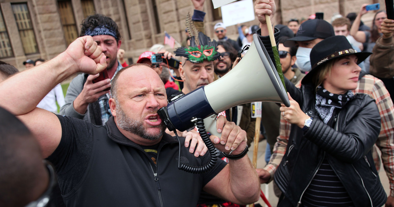 Pomówił rodziny ofiary masakry w szkole. Ma zapłacić dodatkowe 473 mln dolarów