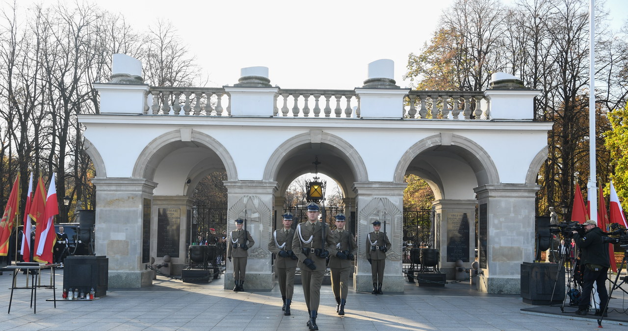 104. lata niepodległości: Trwają uroczystości przed Grobem Nieznanego Żołnierza