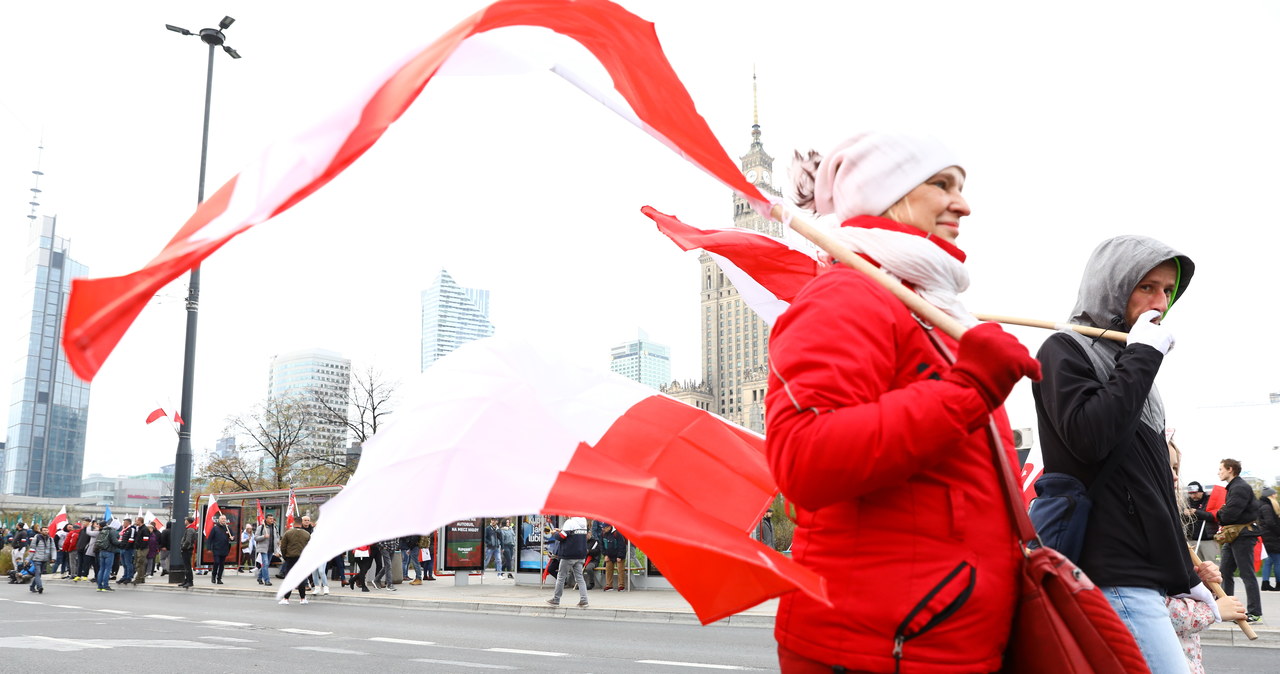 W Warszawie ruszył Marsz Niepodległości [NA ŻYWO]