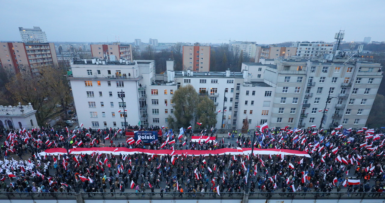 Interwencja policji w trakcie Marszu Niepodległości. Obezwładniono kilku mężczyzn [NA ŻYWO]