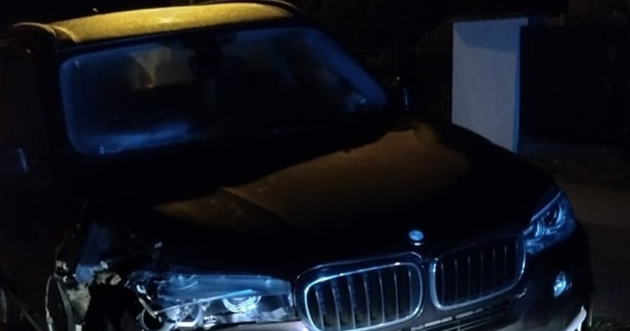 Po pijanemu wjechała w zaparkowane auto. Jej samochód „zadzwonił” na 112