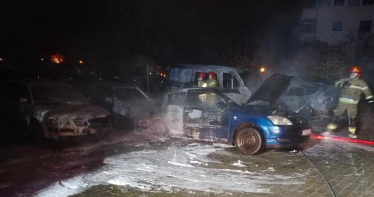 Nocny pożar w Gdańsku. Uszkodzonych sześć samochodów