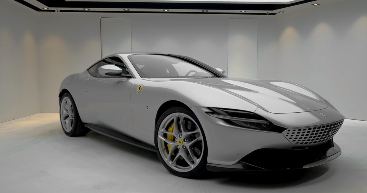 Kolizja Ferrari Roma w Warszawie. Auto wjechało między barierki