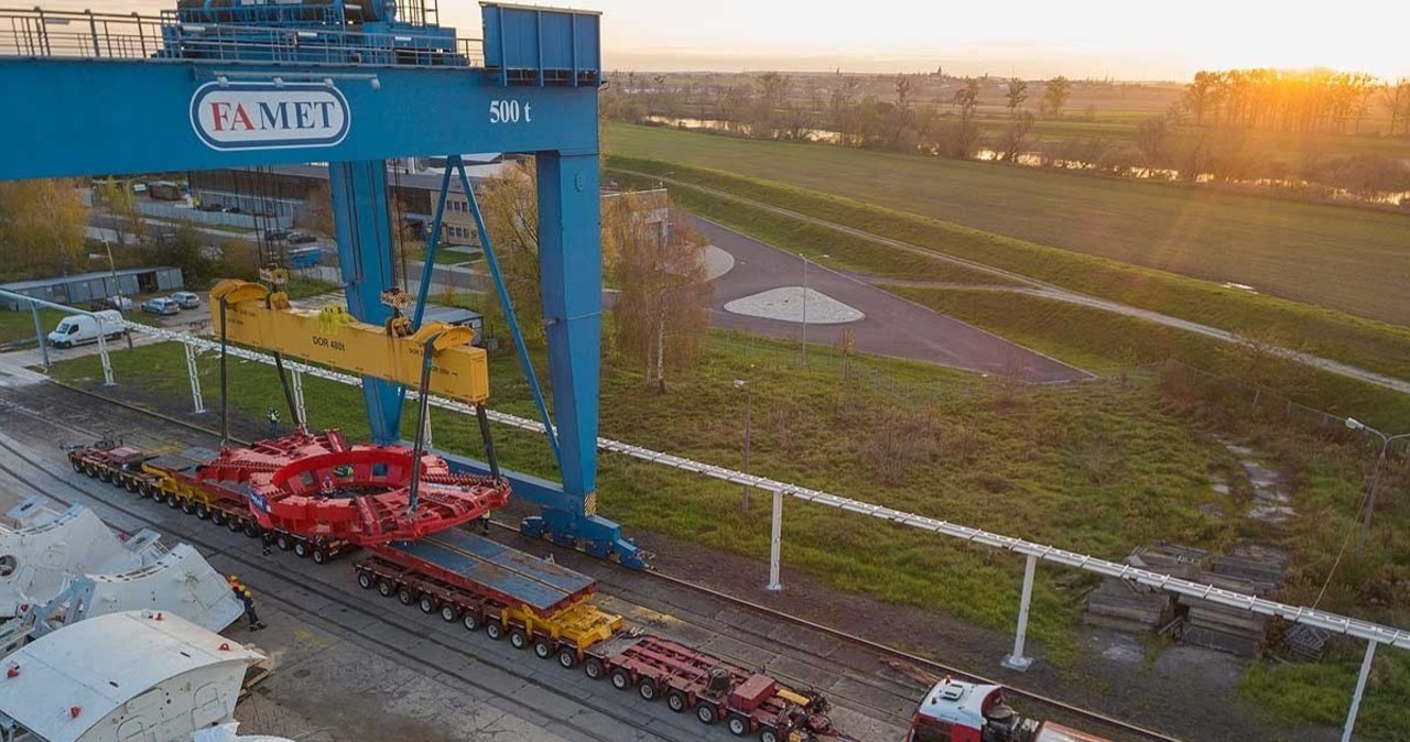Transport gigantycznej wiertnicy przez Łódzkie
