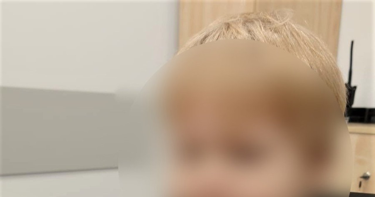 ​Dwulatek sam na ruchliwej ulicy