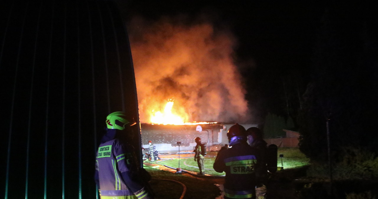 Pożar strzelnicy w Chrząstowicach. Strażacy przeszukują pogorzelisko