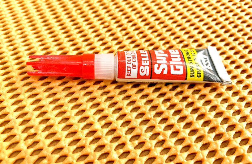 Jak usunąć super glue z palców? Skuteczne sposoby!