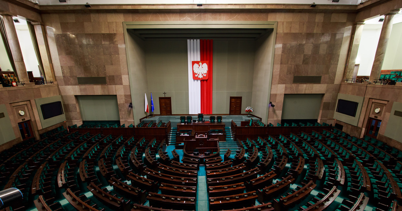 Tylko trzy dni w miesiącu. Posiedzeń Sejmu będzie o połowę mniej