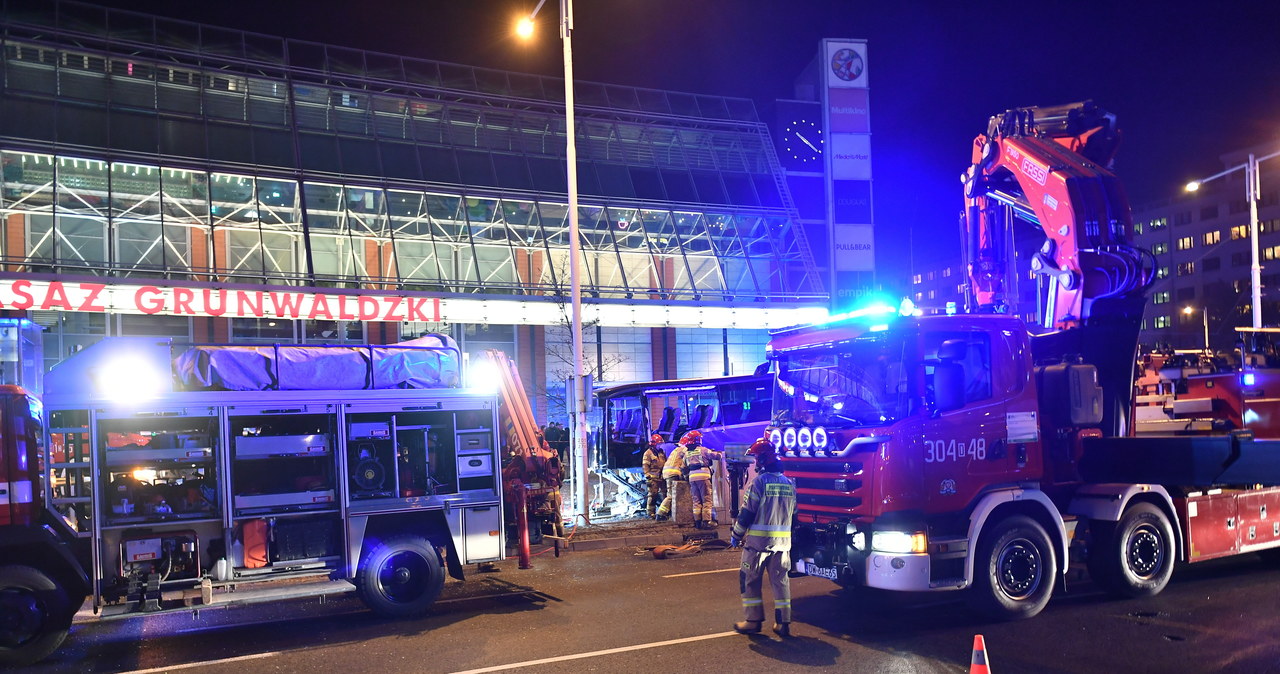 Wrocław: Autobus wjechał w przejście podziemne. Nie żyje kierowca