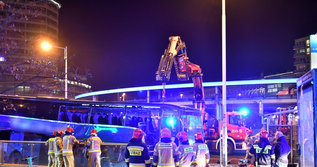 Wypadek autokaru na placu Grunwaldzkim. Kierowca mógł zasłabnąć